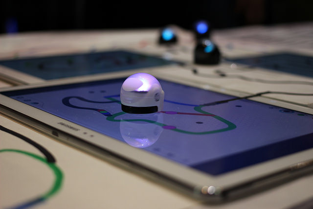 Apprendre à coder en classe avec Ozobot – École branchée